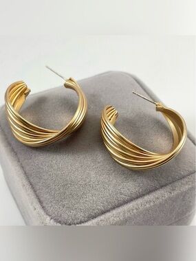 Unsigned 925 Sterling Silver Gold Tone Twist Hoop Post Setting Earrings